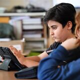 Ein Schüler sitzt an einem Tablet