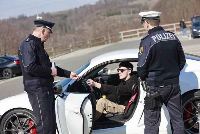 Einsatzkräfte der Polizei kontrollieren hier einen Verkehrsteilnehmer mit getuntem Wagen. In Selm bemängelt ein Anwohner die lautstarken Geräusche am späten Abend und die fehlende Präsenz der Ordnungshüter.
