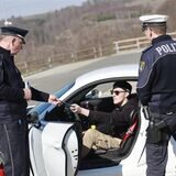 Einsatzkräfte der Polizei kontrollieren hier einen Verkehrsteilnehmer mit getuntem Wagen. In Selm bemängelt ein Anwohner die lautstarken Geräusche am späten Abend und die fehlende Präsenz der Ordnungshüter.