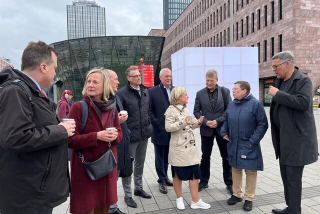 OB Thomas Westphal mit mehreren Dezernenten und Dezernentinnen am Katharinentor.