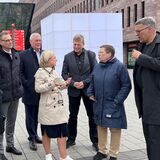 OB Thomas Westphal mit mehreren Dezernenten und Dezernentinnen am Katharinentor.