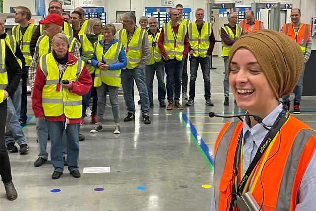 Sichtlich Spaß hatte Bereichsleiterin Hatice Ok, die Besuchergruppe im ersten Teil des Rundganges zu führen.