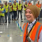 Sichtlich Spaß hatte Bereichsleiterin Hatice Ok, die Besuchergruppe im ersten Teil des Rundganges zu führen.