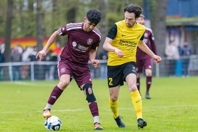 Der Torschütze zum zwischenzeitlichen 2:1 für BRB, Abofaz Tagizadeh (l.), im Zweikampf mit Langschedes Paul Jordan.