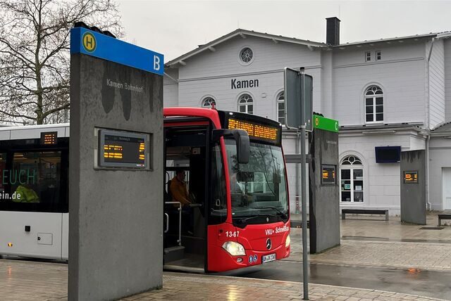 Ein Bus der VKU Kreis Unna hält vor dem Bahnhof in Kamen.