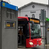 Ein Bus der VKU Kreis Unna hält vor dem Bahnhof in Kamen.