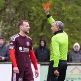 Schiedsrichter Rachid Kaichouh zeigt Jonas Eckhoff von BR Billmerich die Rote Karte.