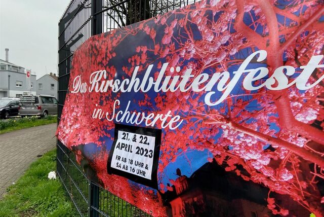 An vielen Stellen hängen in Schwerte Plakate, die Werbung für das Kirschblütenfest an diesem Wochenende machen. Doch Vorsicht: das Fest findet dort nicht statt.