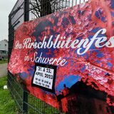 An vielen Stellen hängen in Schwerte Plakate, die Werbung für das Kirschblütenfest an diesem Wochenende machen. Doch Vorsicht: das Fest findet dort nicht statt.