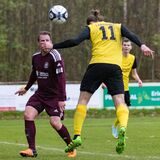 SV Langschedes Benedikt Szameitat nickt zur 1:0-Führung ein. Lukas Kleff (M.) und Sebastian Schmidt (l.) von BR Billmerich schauen zu.