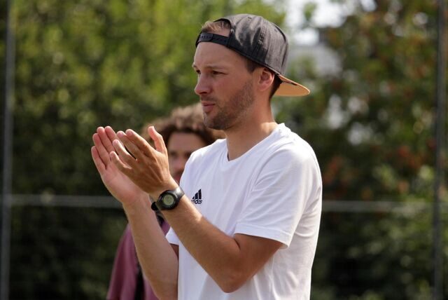 SuS Kaiserau-Trainer Patrick Kulinski klatscht in die Hände.