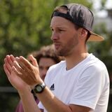 SuS Kaiserau-Trainer Patrick Kulinski klatscht in die Hände.