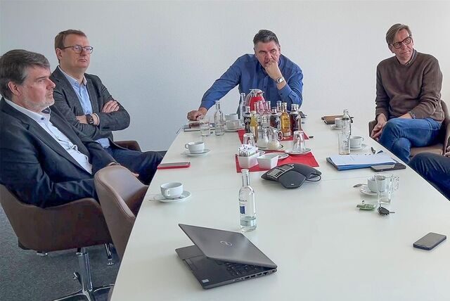Auf Einladung von Landrat Mario Löhr (3.v.l.) sprachen die Bundestagsabgeordneten (v.l.) Michael Thews, Oliver Kaczmarek (beide SPD) sowie Michael Sacher (Bündnis 90/Die Grünen) und Hubert Hüppe (CDU) u.a. über eine auskömmliche Finanzierung der Kommunen. Rechts: Kreisdirektor Mike-Sebastian Janke.