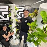 Fabian von Hasselbach und Kevin Schulz haben in Holzwickede die K&F Kunststoff-Schmiede GmbH gegründet. Sie haben ein Hydroponik-System für den Pflanzenanbau entwickelt.