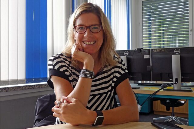 Schulleiterin Eva Graß-Marx sitzt an ihrem Schreibtisch in der Gesamtschule Gänsewinkel.