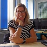 Schulleiterin Eva Graß-Marx sitzt an ihrem Schreibtisch in der Gesamtschule Gänsewinkel.