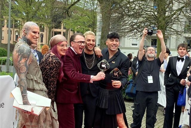 Das Team von „Queer Eye Germany“ vor dem Marler Theater.