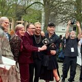 Das Team von „Queer Eye Germany“ vor dem Marler Theater.