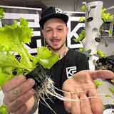 Kevin Schulz von der „K&F Kunststoff-Schmiede“ zeigt, dass das Hydroponik-System des Handwerksbetriebs funktioniert.
