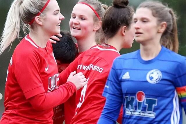 Nina Braukmann (v.l.) jubelt zusammen mit Zahide Özteke (hinten, verdeckt), Melissa Tümmler und Jana Lethaus. Pelkum-Spielführerin Charleen Bellenhaus ist bedient.