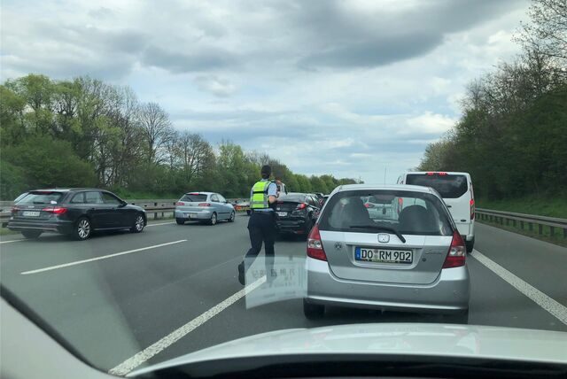 Ein tierischer Einsatz beschäftigt die Polizei auf der A2 und löst einen Stau aus.