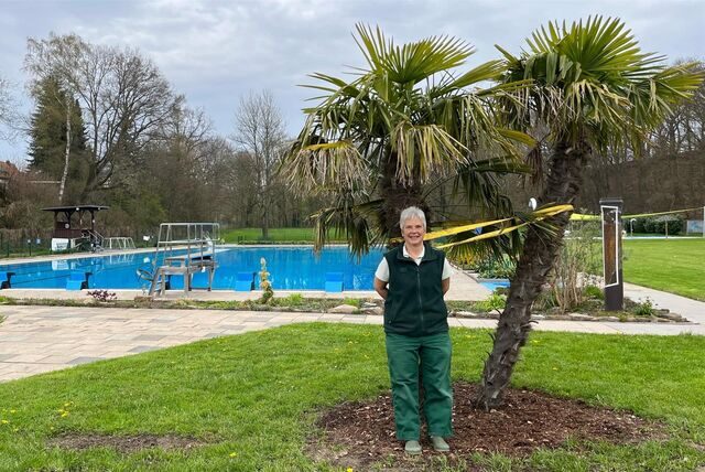 Monika Thiede ist Teil des „Grünteams“ des Freibad Dellwig und gießt im Sommer jeden Abend die Blumen – ab sofort auch die neue Palme.