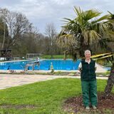 Monika Thiede ist Teil des „Grünteams“ des Freibad Dellwig und gießt im Sommer jeden Abend die Blumen – ab sofort auch die neue Palme.