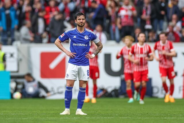 Danny Latza, Kapitän des FC Schalke 04, nach einem Tor für den SC Freiburg.