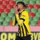 Cyrill Akono hält sich die Hände vor den Mund.