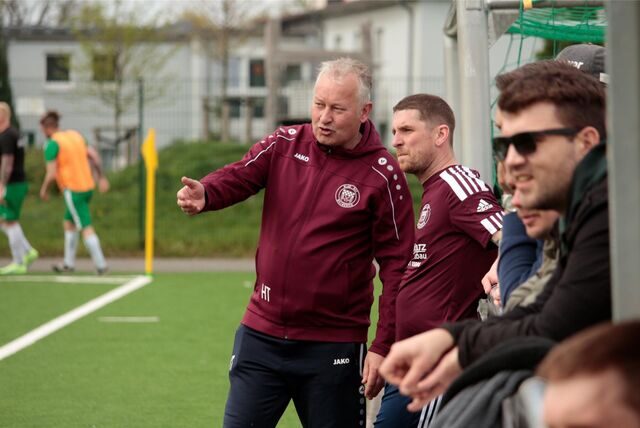 BRB-Coach Hubert Tadday (l.) spricht mit Chris Schultz.