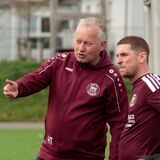 BRB-Coach Hubert Tadday (l.) spricht mit Chris Schultz.