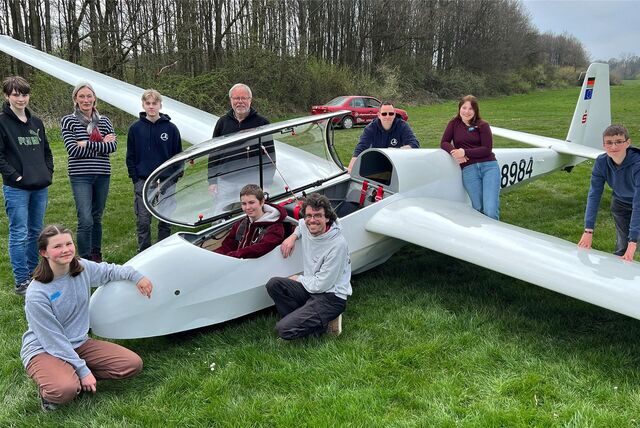 Schüler des Clara-Schumann-Gymnasiums in Holzwickede und des Ernst-Barlach-Gymnasiums in Unna besuchten den Flugplatz in Hengsen-Opherdicke. Mit Hilfe des Luftsportvereins Unna-Schwerte hoben sie ab.