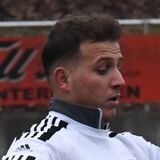 Berke Azar vom BV Brambauer führt den Ball.