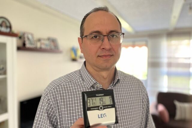 Wieso bildet sich Schimmel? Dieser Mieter aus Dortmund streitet sich seit mehr als sieben Jahren mit Vermieter LEG. Die schenkte ihm kürzlich ein Thermometer, mit dem man auch die Luftfeuchtigkeit messen kann.