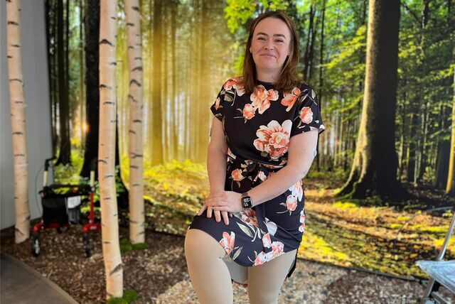 Nina Uhlenbrock steht im Sanitätshaus Lückenotto