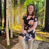 Nina Uhlenbrock steht im Sanitätshaus Lückenotto