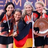 Mareike Müller (2.v.l.) jubelt mit ihren Teamkolleginnen Stephanie Lautenschläger (l.), Gitte Möller (2.v.r.) und Manon Kruse über den Sieg bei der Team-WM in der Türkei.