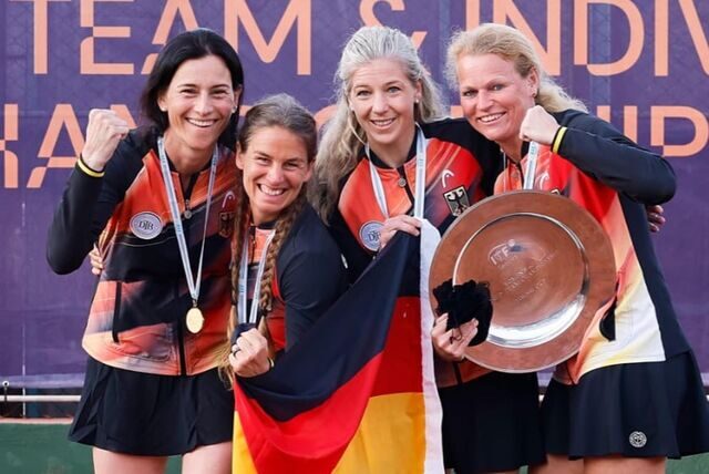 Mareike Müller (2.v.l.) jubelt mit ihren Teamkolleginnen Stephanie Lautenschläger (l.), Gitte Möller (2.v.r.) und Manon Kruse über den Sieg bei der Team-WM in der Türkei.