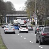 Achtung Heimspiel: Auf der B1 staut es sich. (Archivbild)