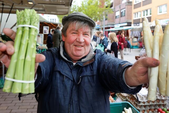 Christian Poth bietet auf seinem Stand regionalen, frischen Spargel an