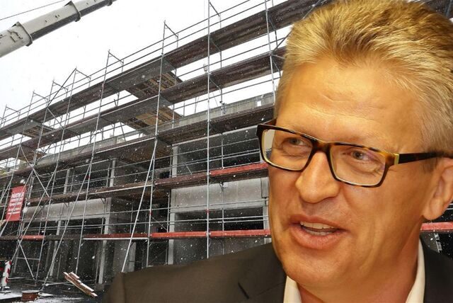 Bernd Schäfer vor einem Mehrfamilienhaus, das neu gebaut wird.