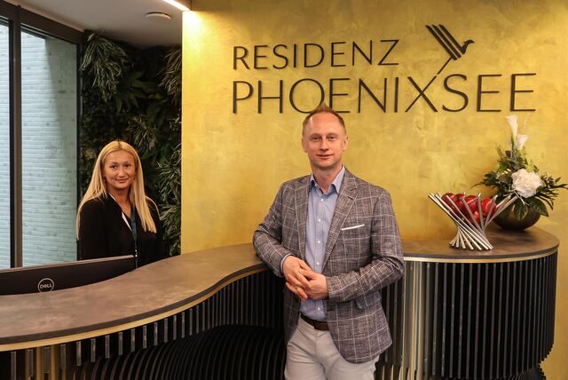 Jarek Belling, Geschäftsführer der Residenz Phoenixsee am Empfang des Hochhauses an der Hafenpromenade.