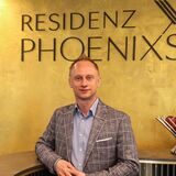 Jarek Belling, Geschäftsführer der Residenz Phoenixsee am Empfang des Hochhauses an der Hafenpromenade.