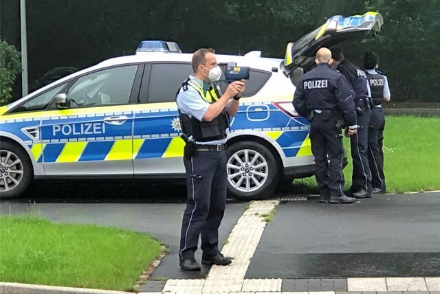 Polizisten während einer Radarkontrolle