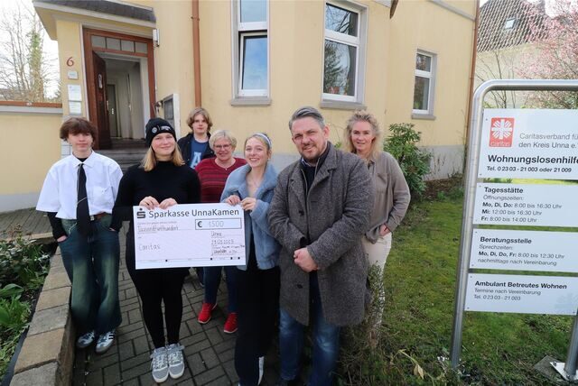 Kai Becker (14), Johanna Schönfelder (17), Collin Kulla (14), Martina Liedtke (Leitung Tagesstätte), Annika Tilch (17), Jan Wandschneider (Sprecher) und Kerstin Friepörtner-Gräb (projektbegleitende Lehrerin, v.l.) bei der symbolischen Spendenübergabe für die Wohnungslosenhilfe der Caritas in Unna-