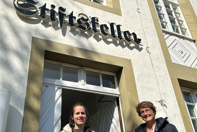 Wirtschaftsförderin Anna Wehrmann (links) und Bürgermeisterin Sabina Müller suchen mit einem Wettbewerb nach einem neuen Gastronomiebetrieb im Stiftskeller.