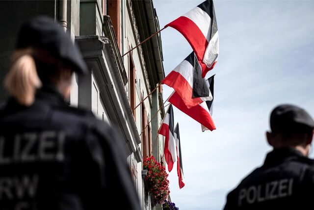 Reichsfahnen hängen an den Fenstern der Häuser an der Emscherstraße in Dortmund-Dorstfeld, in denen nach wie vor Teile der rechtsextremen Szene in Dortmund leben.