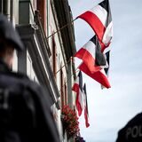 Reichsfahnen hängen an den Fenstern der Häuser an der Emscherstraße in Dortmund-Dorstfeld, in denen nach wie vor Teile der rechtsextremen Szene in Dortmund leben.