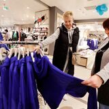 Zwei Frauen betrachten einen Pullover im Kaufhaus Schnückel.
