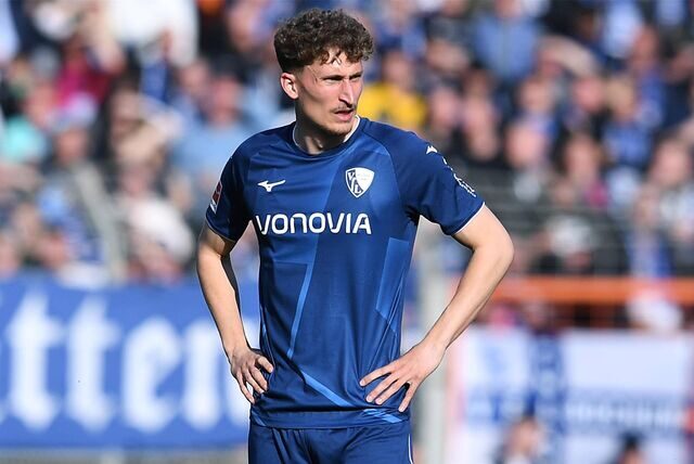 Patrick Osterhage blickt zur Seite.